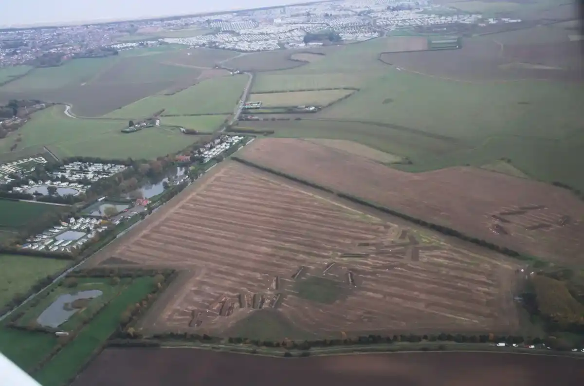 Luchtfoto van archeologische sleuven in landbouwlandschap.