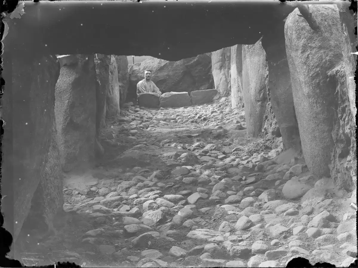 Historische opgravingsfoto van Hunebed D19, Drouwen.
